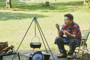 「男子ごはん」でおなじみの料理研究家が野外料理の虜になっていた！？『栗原心平のごちそうキャンプ』